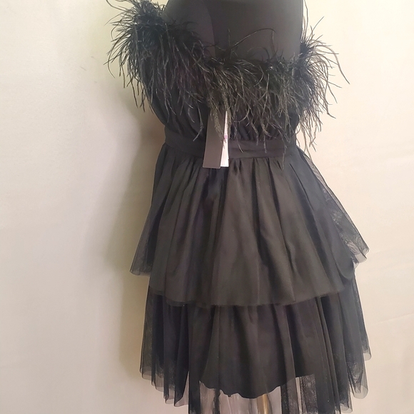City Nation Black Party Mini Dress Features Feathers Sweetheart Neckline Size 12 - Picture 7 of 7